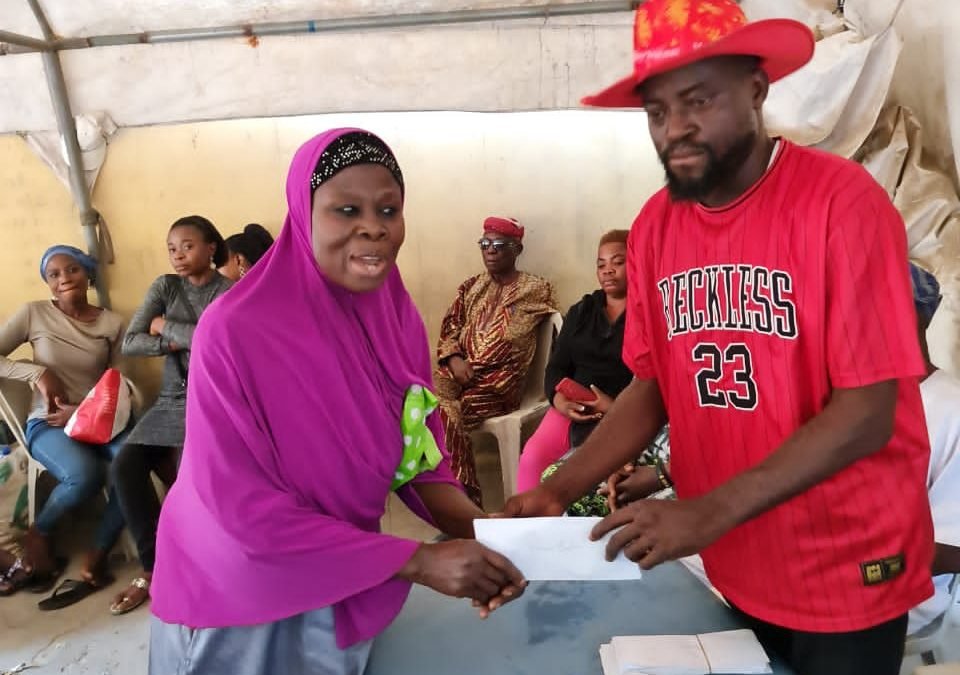 Christmas: Ward E Councillor, Gbade Adekoya Gives End Of Year Stewardship, Distributes Xmas Gifts