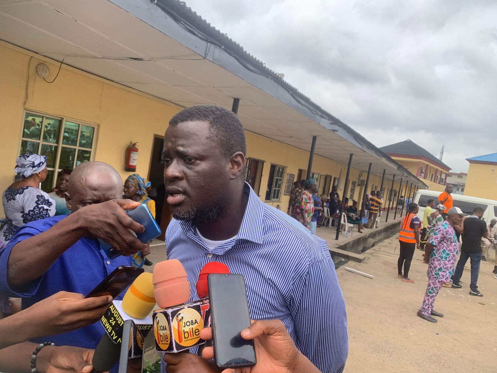 Ogunlewe Feeds 5,000 Residents, Launches Kosofe Free Food Bank