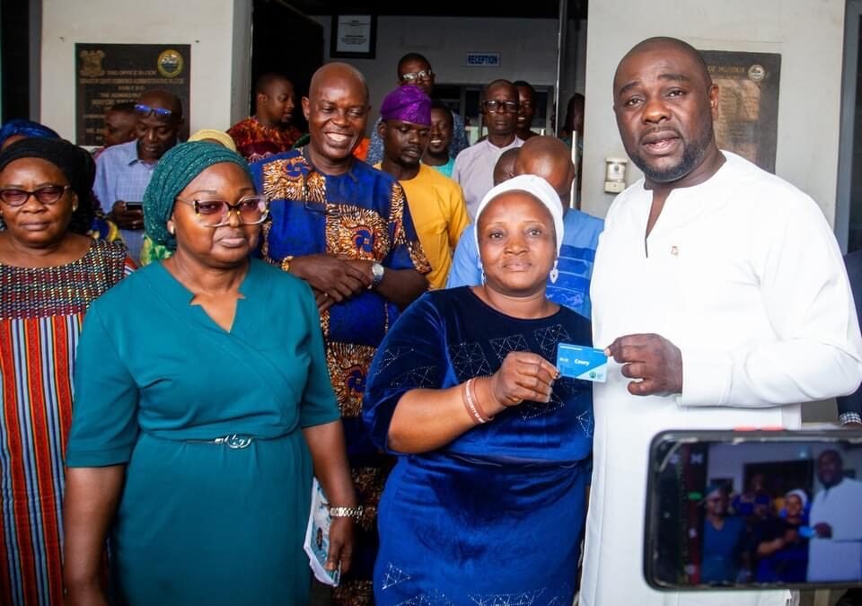 Agboyi-Ketu LCDA Chairman, Oshinowo Distributes Credited BRT Cowry Cards, Staple Food To Council Staff