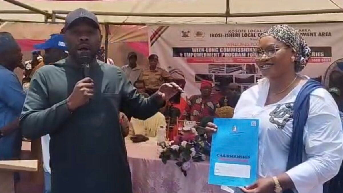 Mayor Dele Oshinowo Donates N5 Million to Support Mayoress Samiat Bada’s Chairmanship Campaign
